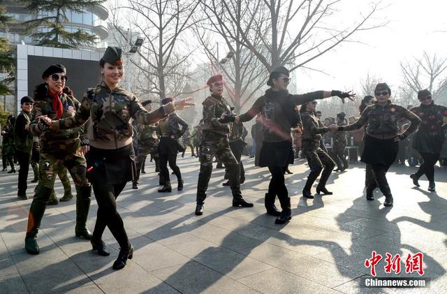 北京广场舞升级 大妈齐跳水兵舞