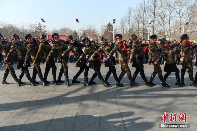 北京广场舞升级 大妈齐跳水兵舞