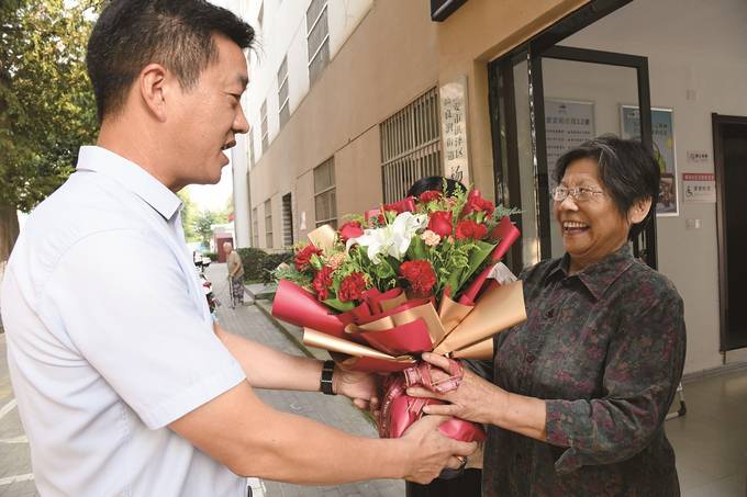 江苏各地为教师送上节日祝福