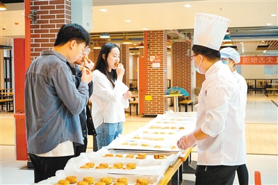 西安一高校制作“陕味”忒色月饼送师生