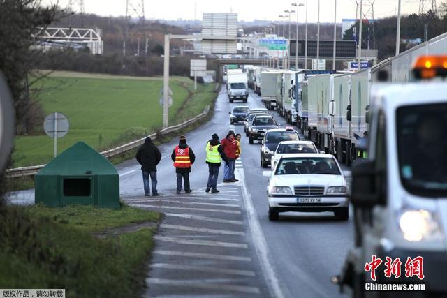 法国卡车司机举行全国性罢工 封锁道路要求涨薪