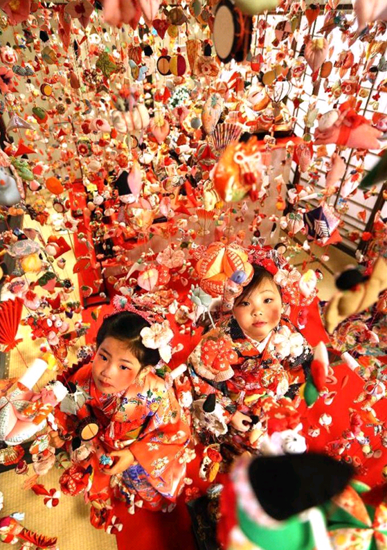 日本静冈举办“雏人偶吊饰节” 为女孩祈福