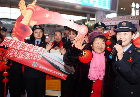 （供稿 社会广角列表 三吴大地南京 移动版）“减税降费”主题微型春晚唱响南京南站