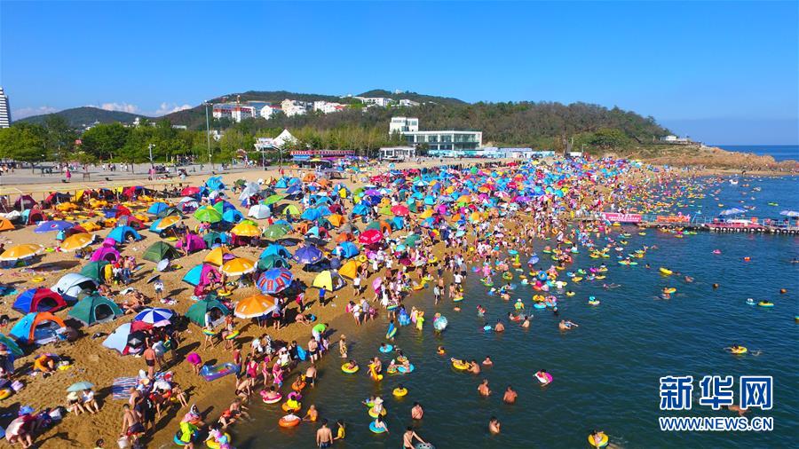 大连付家庄海滨浴场迎来游客高峰