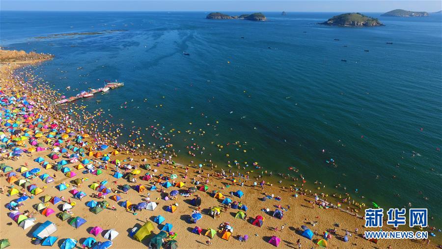 大连付家庄海滨浴场迎来游客高峰