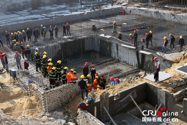 厦门火车站南广场工地发生坍塌 1名工人被埋获救