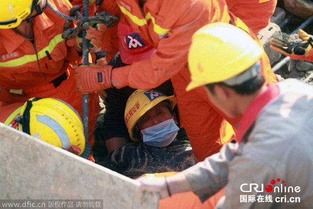 厦门火车站南广场工地发生坍塌 1名工人被埋获救