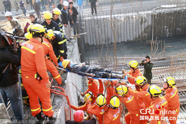 厦门火车站南广场工地发生坍塌 1名工人被埋获救