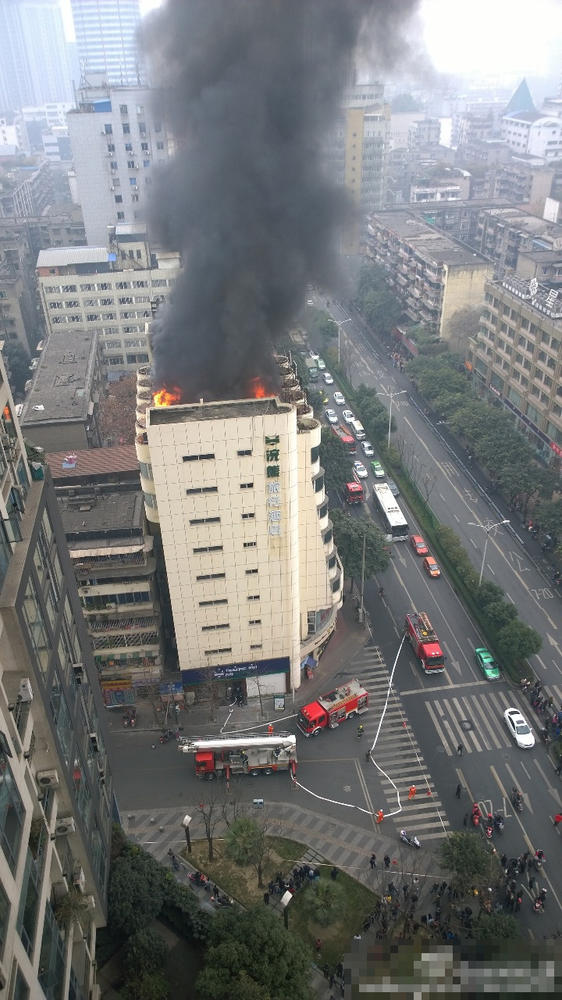 成都德胜路一酒店起火 浓烟冲天