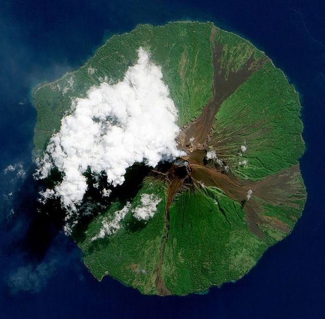 从太空看地球上火山喷发壮美景象