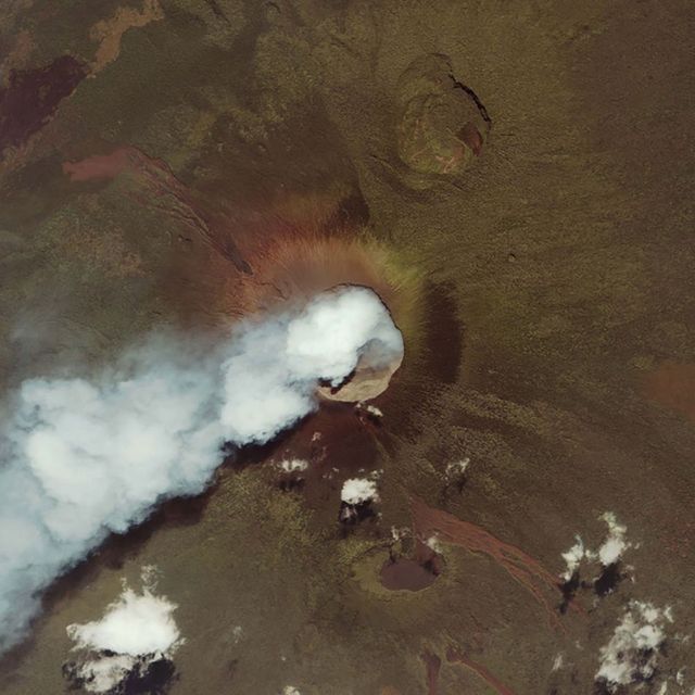 从太空看地球上火山喷发壮美景象