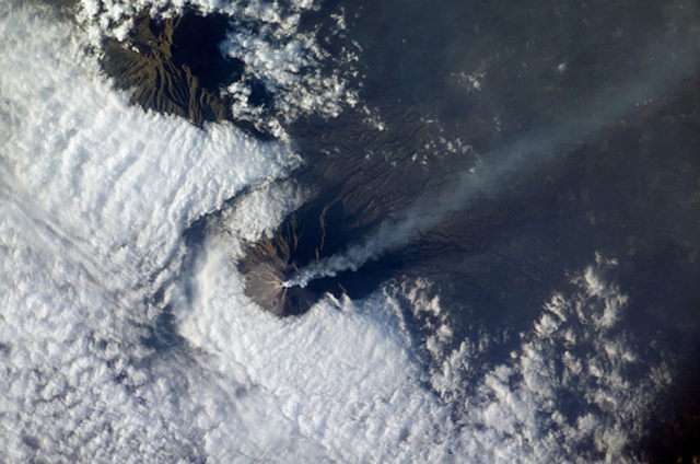 从太空看地球上火山喷发壮美景象