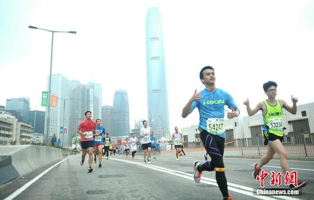 香港马拉松举行 搞怪大咖参与