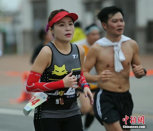 香港马拉松举行 搞怪大咖参与