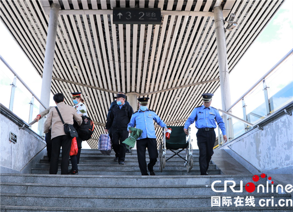 口罩遮不住微笑服务 沈铁客运乘务员用眼神传递温暖