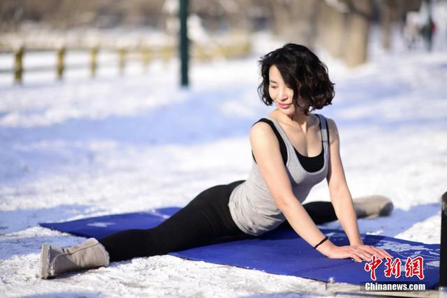 直击网络爆红雪地钢管舞女孩