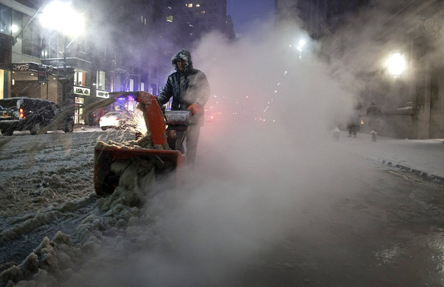 暴风雪袭击美国东部 纽约市进入紧急状态