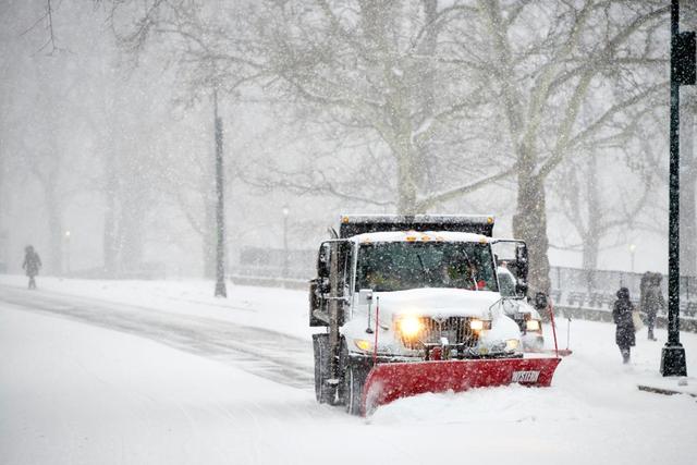 暴风雪袭击美国东部 纽约市进入紧急状态