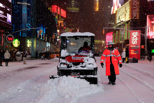 暴风雪袭击美国东部 纽约市进入紧急状态