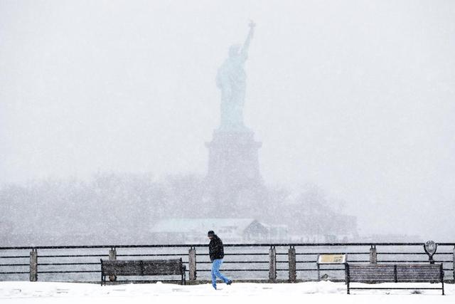 暴风雪袭击美国东部 纽约市进入紧急状态