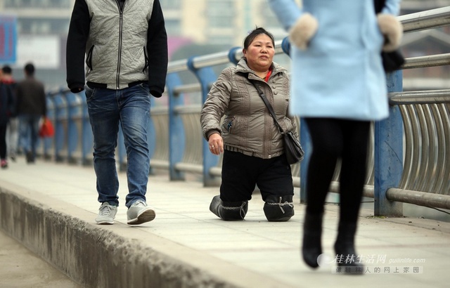 “坚强姐”跪着去打工 称做人要有骨气