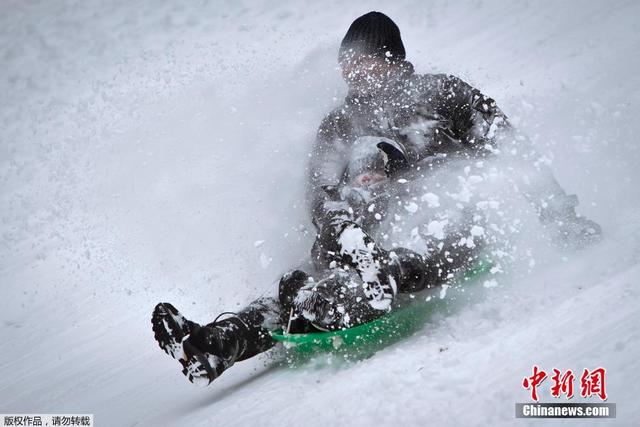 美国大雪过后民众自娱自乐嗨翻天