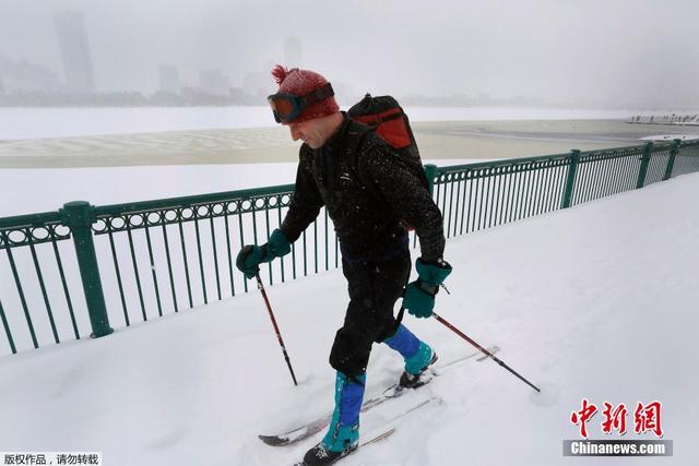 美国大雪过后民众自娱自乐嗨翻天