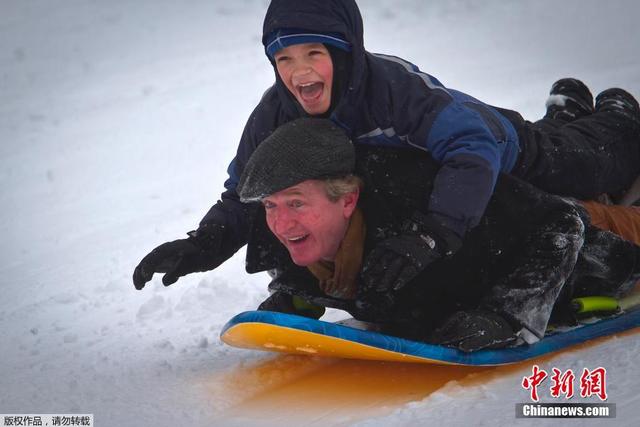 美国大雪过后民众自娱自乐嗨翻天