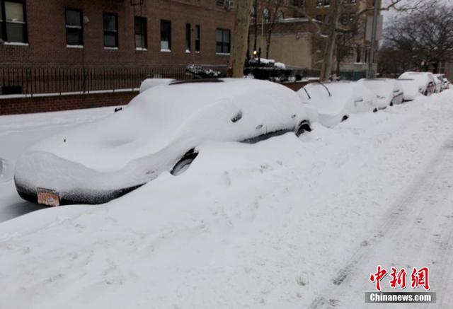 美国大雪过后民众自娱自乐嗨翻天