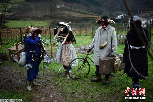 西班牙民众奇装异服游走街头“唤醒春天”