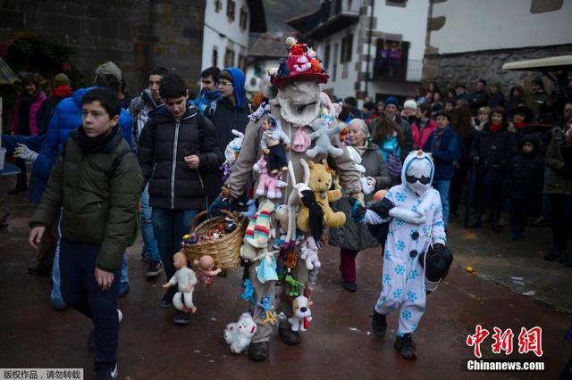 西班牙民众奇装异服游走街头“唤醒春天”