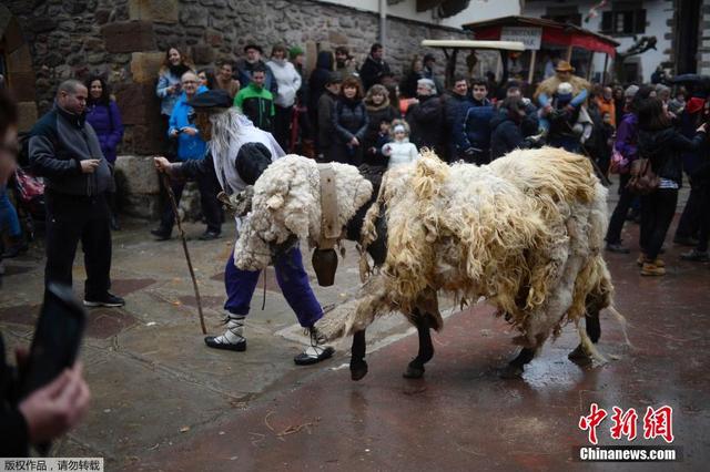 西班牙民众奇装异服游走街头“唤醒春天”