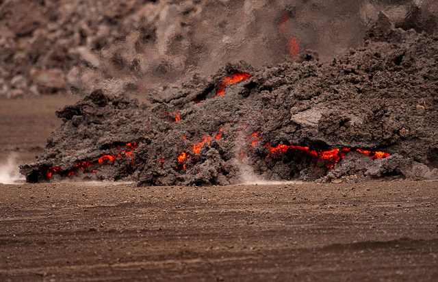 大自然的力量:摄影师近距离抓拍火山喷发壮观美景