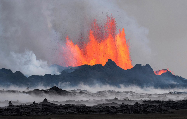 大自然的力量:摄影师近距离抓拍火山喷发壮观美景