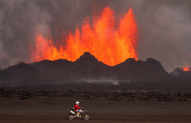 大自然的力量:摄影师近距离抓拍火山喷发壮观美景