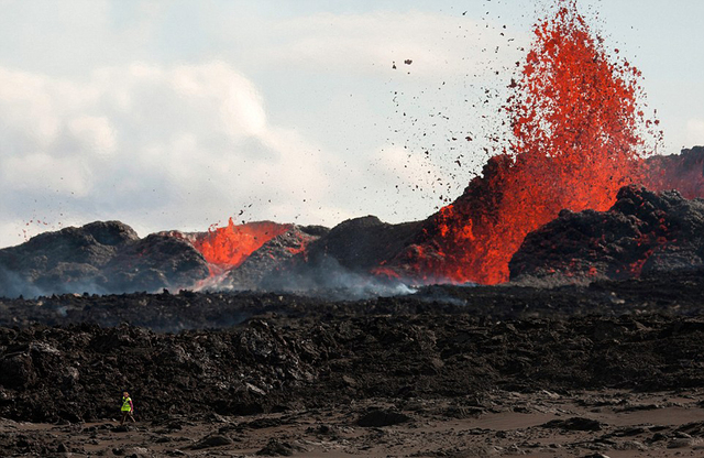 大自然的力量:摄影师近距离抓拍火山喷发壮观美景