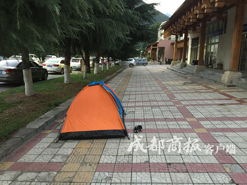 九寨沟县城，震后第一个清晨(组图)