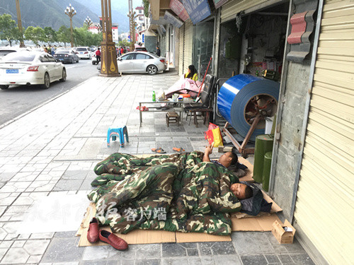 九寨沟县城，震后第一个清晨(组图)