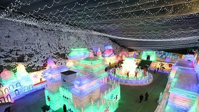 The 34th Longqing Gorge Ice Lantern Art Festival kicked off in Yanqing, Beijing