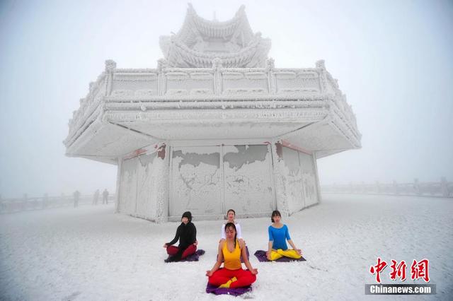 湖南张家界瑜伽美女冰天雪地秀"柔功"