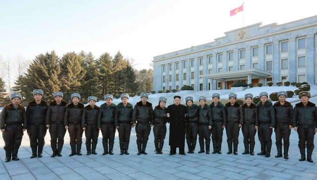 女飞行员挽金正恩手臂亲切合影