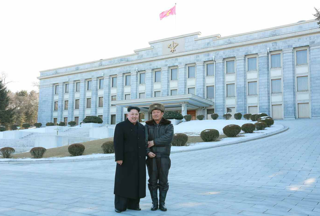 女飞行员挽金正恩手臂亲切合影