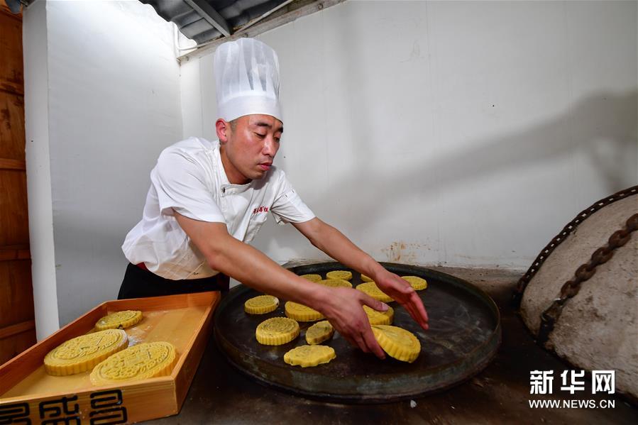 传承古法月饼制作技艺的年轻人