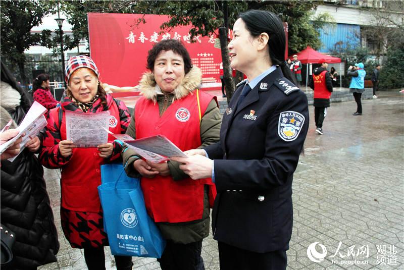 湖北襄阳民警走上街头开展禁毒宣传活动