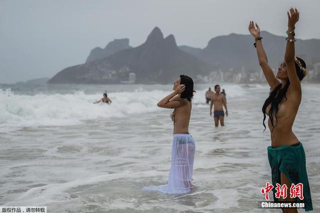 巴西半裸美女参与庆典 盼海洋女神带来好运