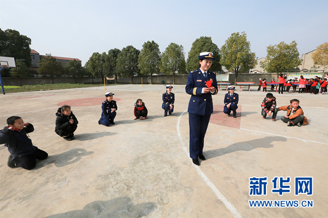 湖北孝感：“烈火玫瑰”为留守儿童绽放