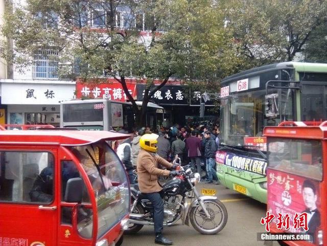 江西抚州公交车“一头”撞进沿街店铺