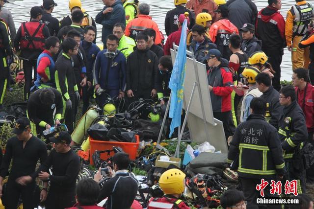 台媒：复兴航空坠河客机机体被吊上岸