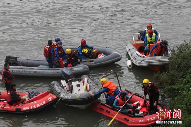 台媒：复兴航空坠河客机机体被吊上岸