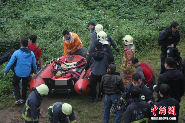 台媒：复兴航空坠河客机机体被吊上岸